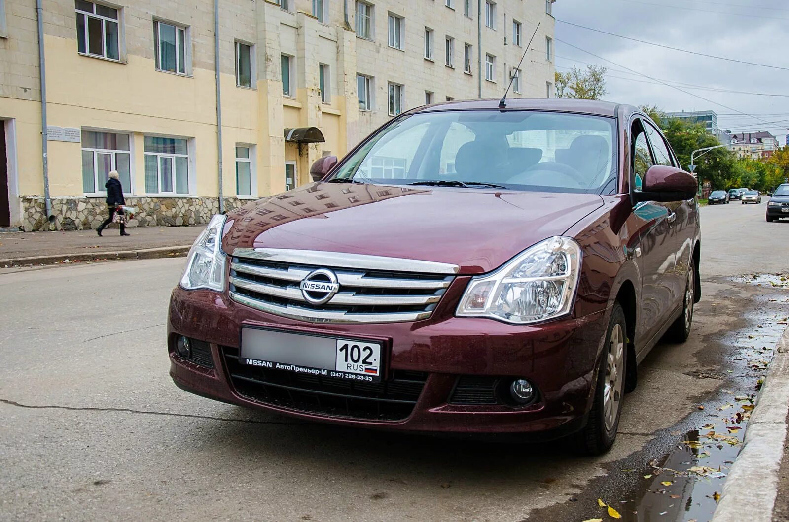 Купить альмеру в омске. Красный Nissan Almera, 2014. Ниссан Альмера g15 Вишневая. Nissan Almera бордовый. Nissan Almera 2013 вишнёвый.