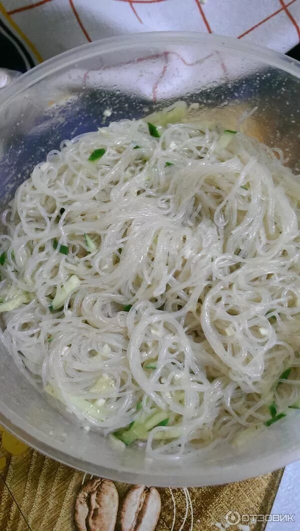 Крабовый салат с фунчозой. Фунчоза китайская. Фунчоза с корейской морковкой и свежим огурцом. Фунчоза корейская. Фунчоза с креветками и овощами.