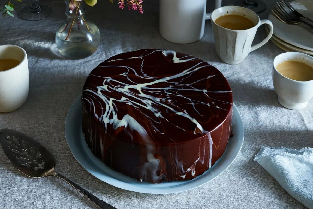 Под глазурь. Украшение торта шоколадной глазурью. Украсить торт шоколадной глазурью. Торты с шоколадрой глащуиью. Торт с шоколадным декором.