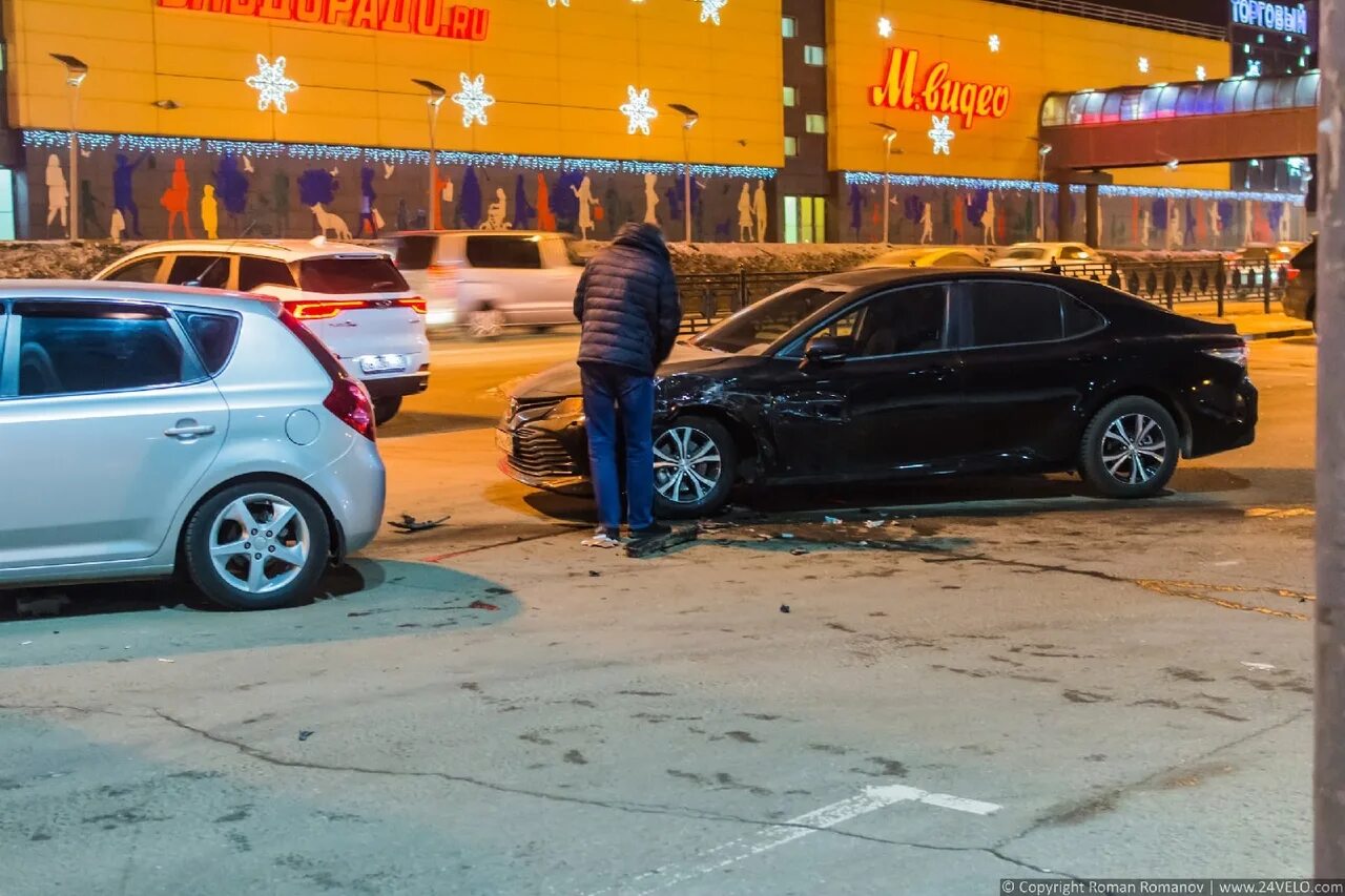 Домодедово сегодня новости последнего часа. БМВ авария на паркинге. ДТП В Домодедово сегодня вечером. Машины стоят напротив торгового центра.