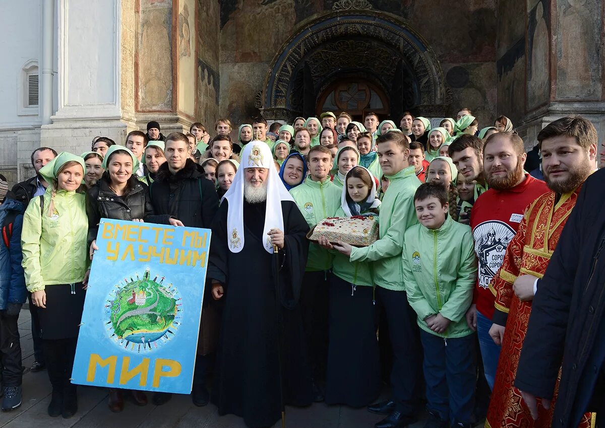 Московский православный сайт. Молодёжь в православном храме. Молодежь в церкви. Молодые в православном храме. Православная молодежь с Патриархом.