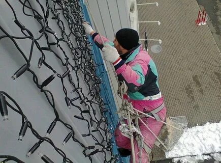 Как прикрепить гирлянду к дому на улице