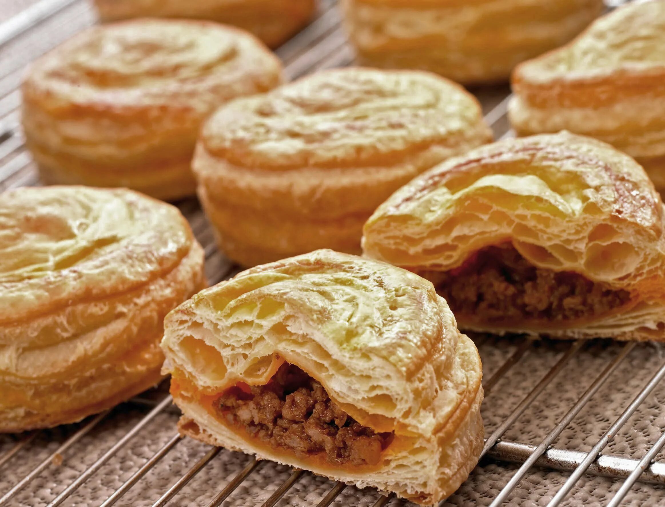 Слоено дрожжевое тесто начинка. Изделия из слоеного теста. вкусная выпечка. выпечка из слоеного теста. слоеная выпечка с начинкой.