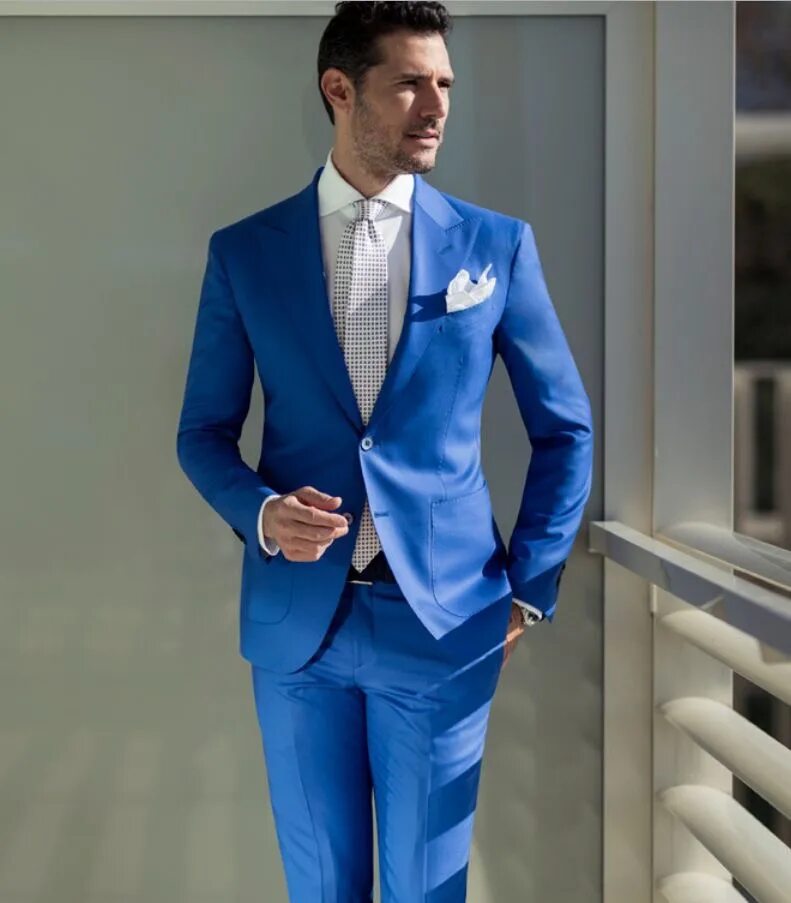 Свадебный костюм мужской синий. Костюм мужской, синий. Ярко синий костюм мужской. Шикарный мужской костюм синий. Игра в синем костюме