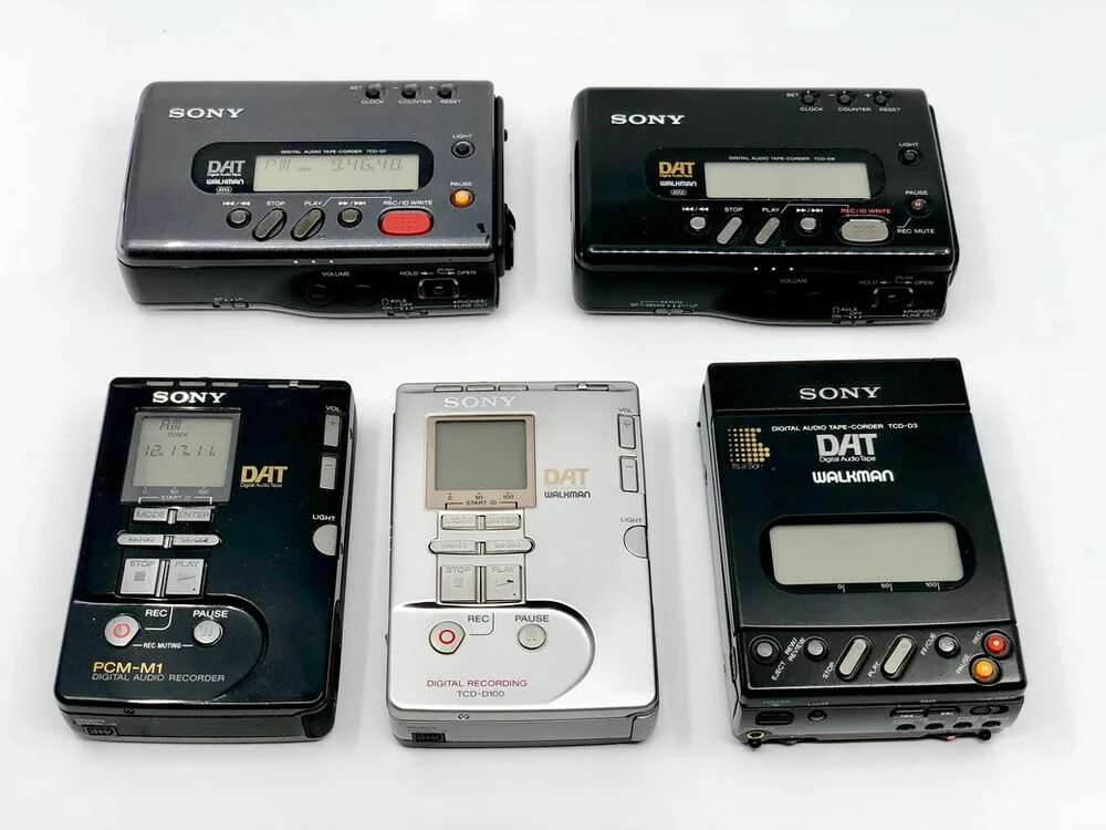 Цифровая кассета. Sony pcm-7030. Portable Cassette Recorder Sony. Sony TCD-d8 dat. Sony dat Cassette.