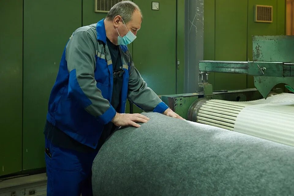 Завод по производству продуктов. Производство фильтрующего материала. Фильтрующая ткань. Оборудование для производства фильтров для автомобилей. Воздушный фильтр промышленный 5мик.