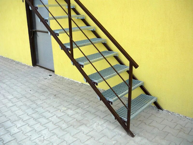 Металлические ступени. Металлические ступени 600мм. Металлическая лестница. Лестница металлическая уличная. Ступеньки для лестницы металлические.