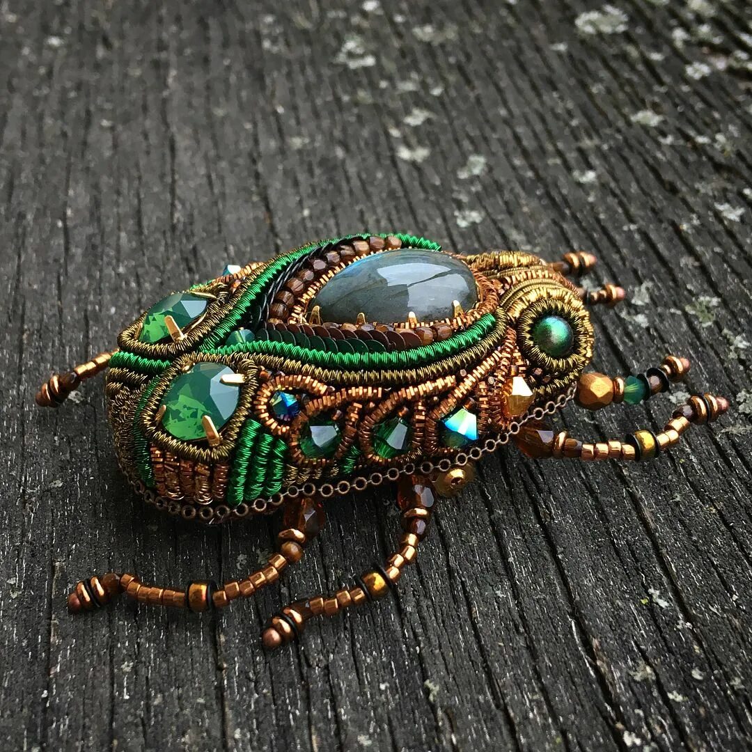 египетский амулет жук скарабей. брошь жук скарабей из бисера. жук скарабей канитель. золотой жук скарабей. изумрудница жук.