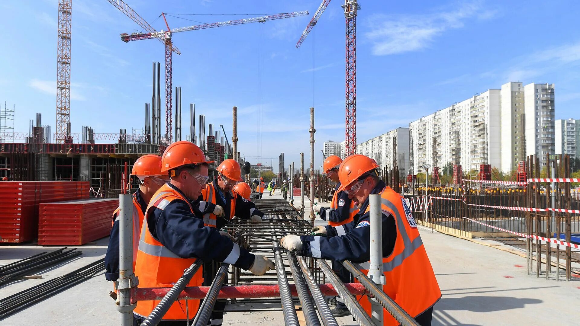 Национальное строительство россии. Стройплощадка Москва. Строительство в Москве мигранты. Самая большая стройка в Москве. Сдать строительный объект.