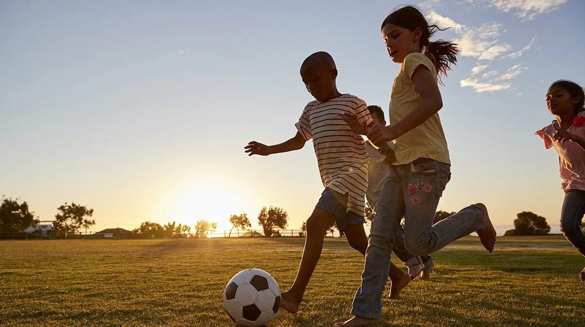 Отец и сын футбол. The children went to the park football. Дети играют в мяч. The children went to the park football. The children went to the park football.