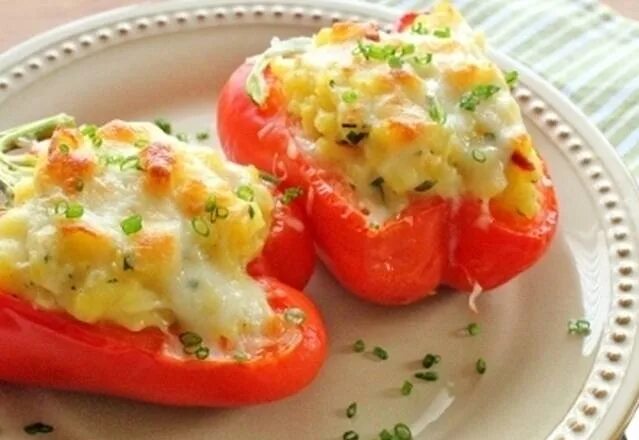Перец фаршированный сливочным сыром. Перец для фаршировки сыром. Перчик фаршированный сливочным сыром. Перцы лодочки фаршированные в духовке. Перец фаршированный закуска холодная.