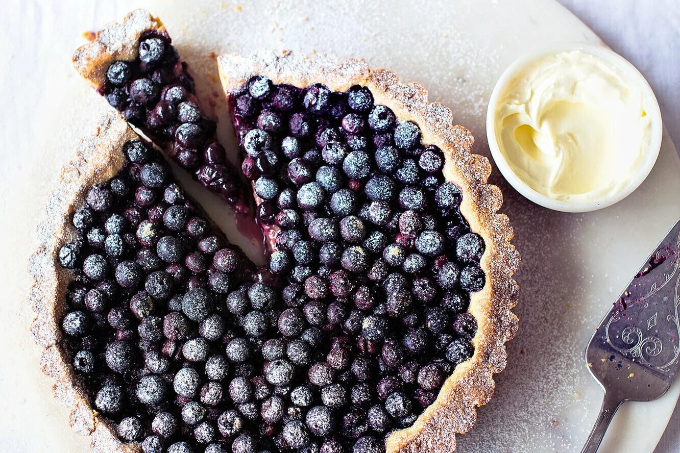 Черничный песочный пирог. Черничный пирог со сметанной заливкой. Песочный пирог с черникой. Черничный песочный пирог. Черничный заливной пирог.