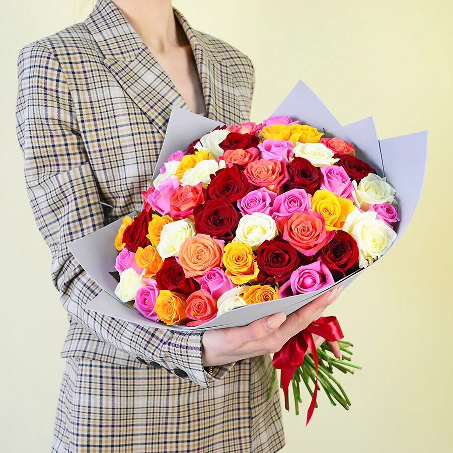 Доставка цветов жлобин. Букет цветов с доставкой. Букет 50 разноцветных роз.