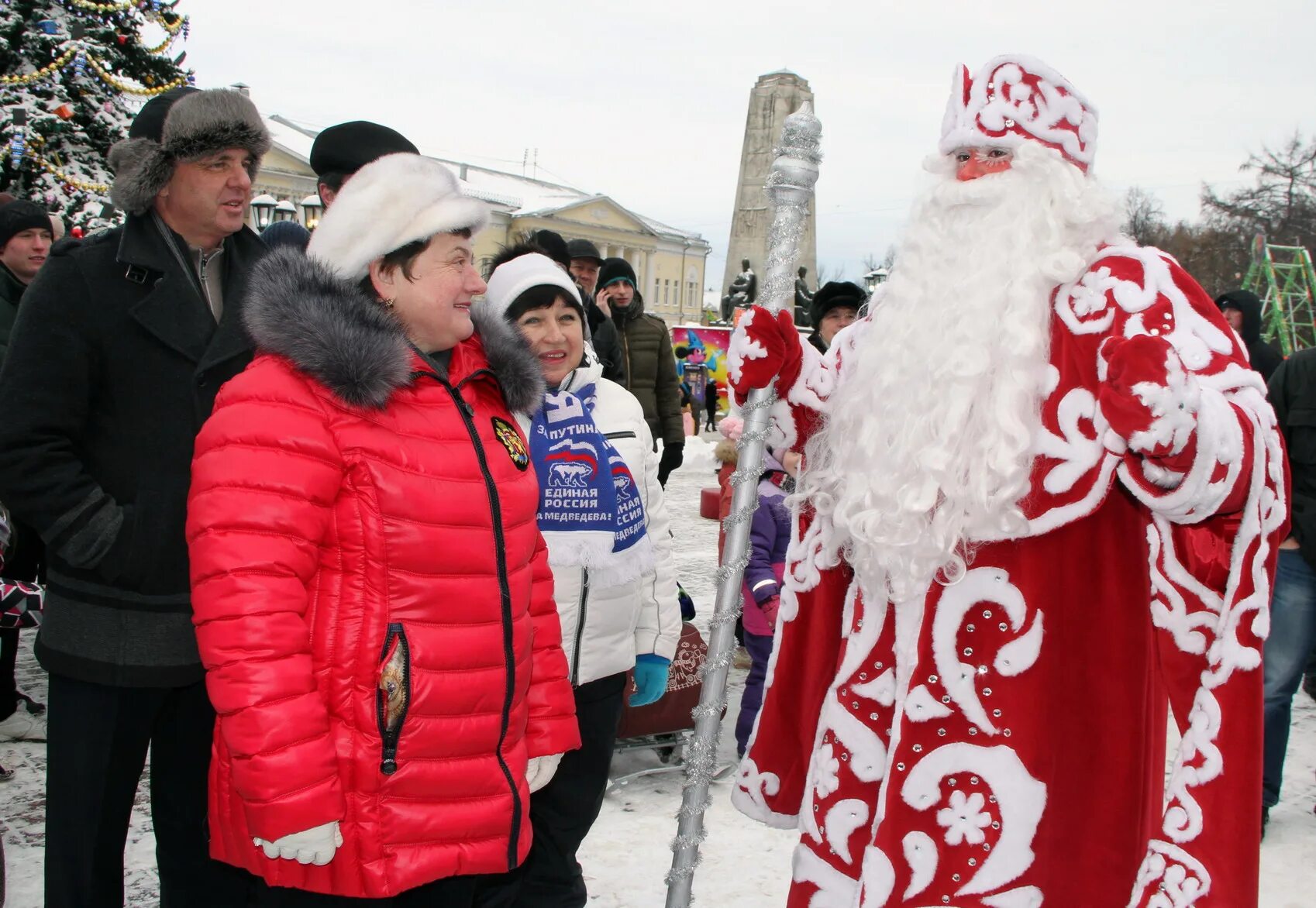 прощание с дедом морозом. соборная площадь во владимире новый год. новогодние гуляния во владимире. елка во владимире. новый год под владимиром.