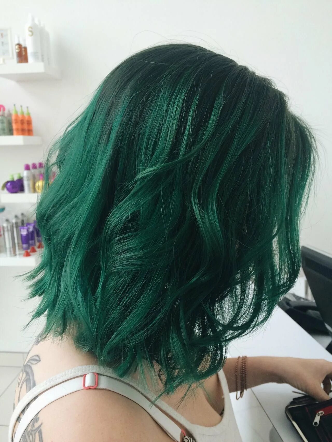 Можно зеленые волосы. Эмеральд Грин цвет. Изумрудный цветтволос. Грин Хаир колор. Темно изумрудный цвет волос.