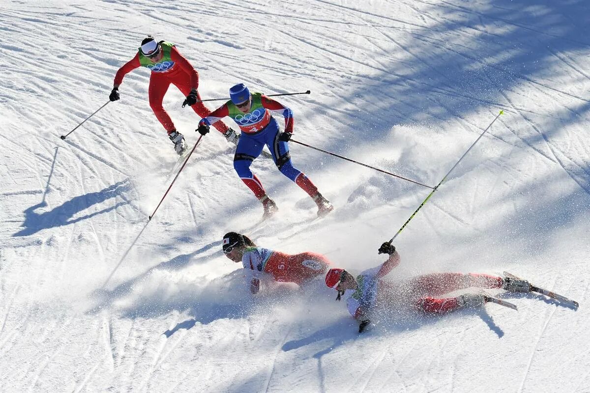 Лыжные гонки падения. Травмы в горнолыжном спорте. Падение лыжника. Лыжник упал.