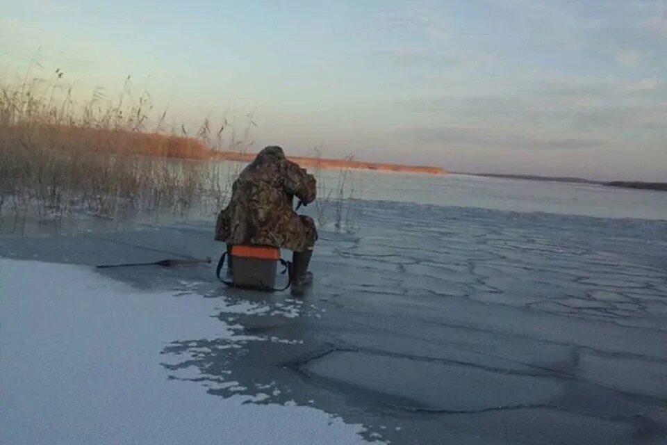 Рыбалка на чудском озере зимой. Раскопельский залив чудского озера. Зимняя рыбалка на чудском озере 2022. Чудское озеро в апреле. Рыбалка на чудском озере 2022.