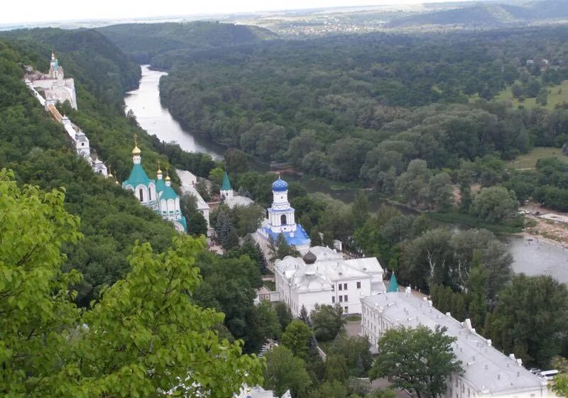 Святогорский монастырь славяногорск. Святогорск фотографии. Монастырь славяногорск в скале. Святогорск меловые горы. Святогорская лавра монахи.