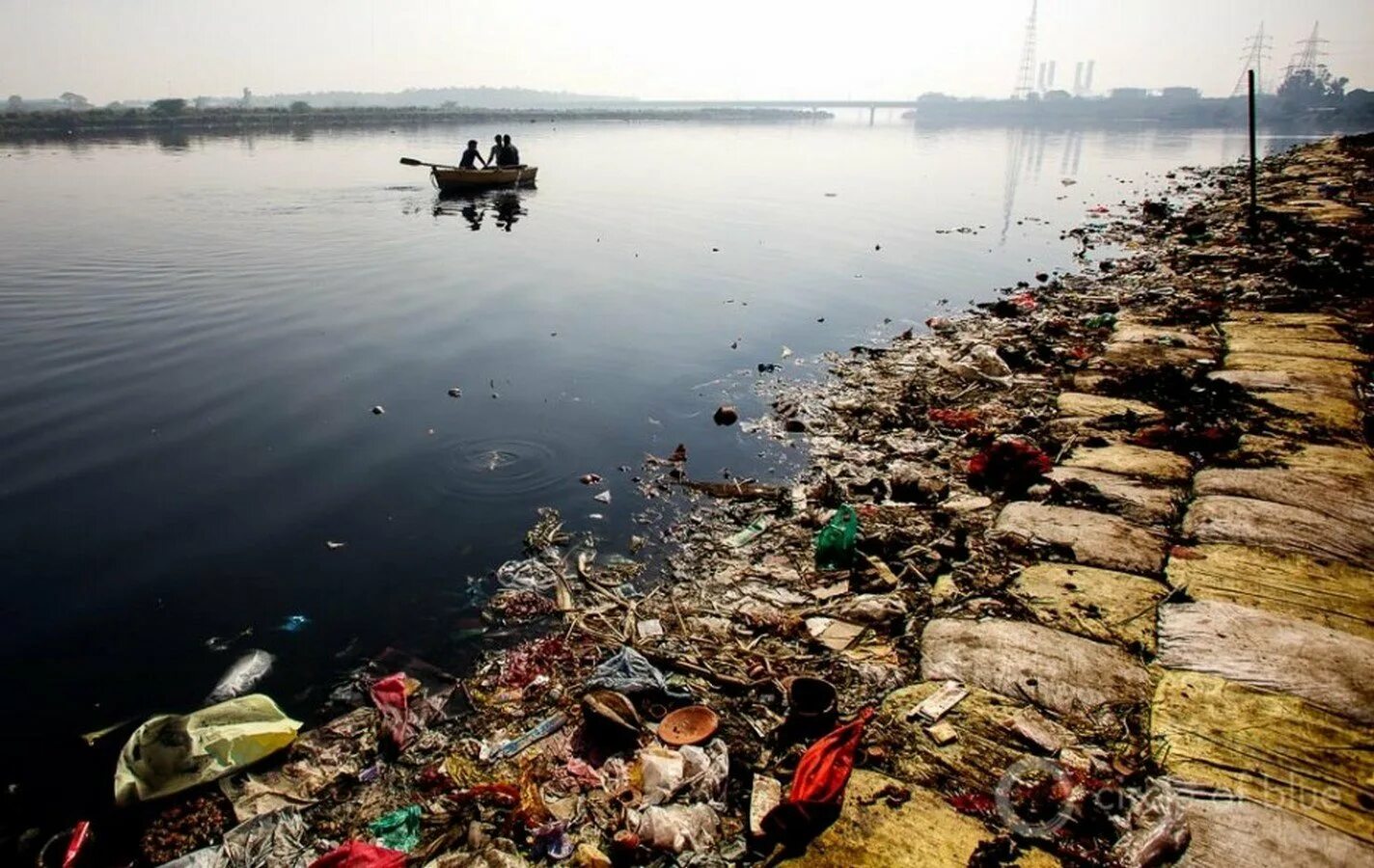 Индия река ганг загрязненность. Река ганг грязная река. Река в Индии ганг самая грязная. Река Ямуна загрязнение.