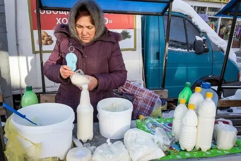 Женщина продает молоко