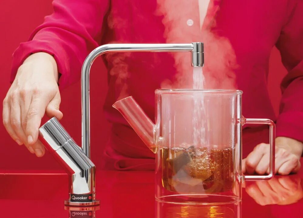 Кипяток из крана. Холодная вода. Из крана идет кипяток. Огонь горит вода течет. Кран для горячей воды.