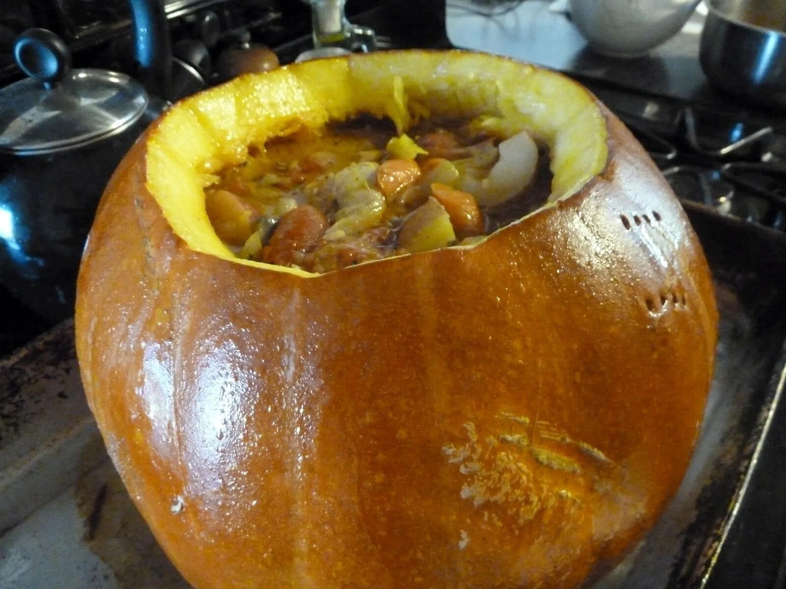 Суп в тыкве в духовке. Суп запеченный в тыкве название с фото. stewed pumpkin. balqabaq.