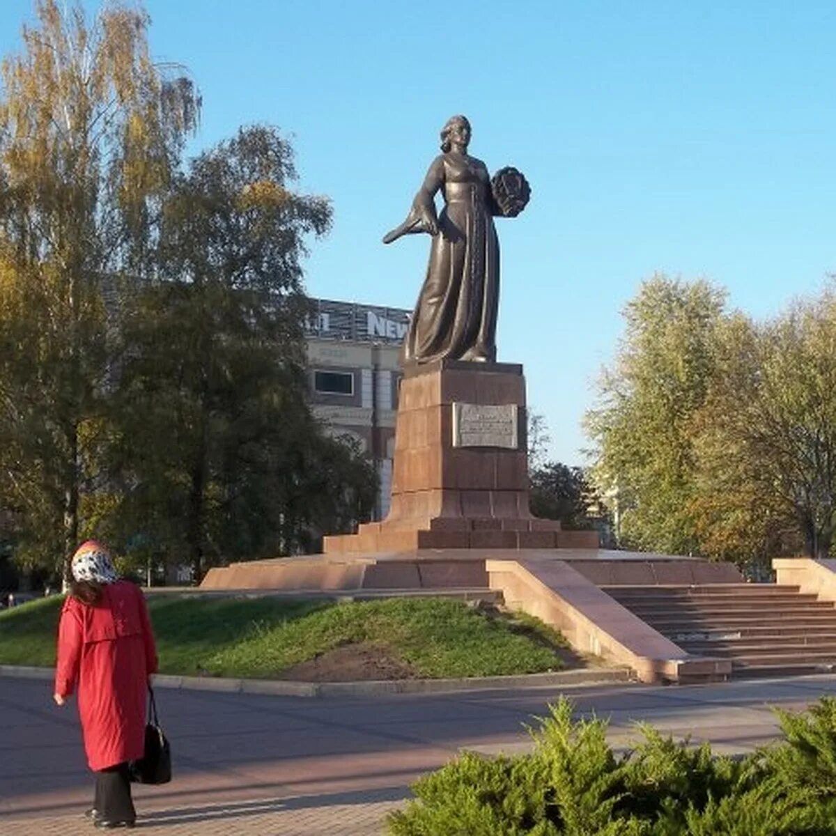 Самые значимые памятники. Монумент Родина мать Калининград. Памятник мать Россия в Калининграде. Сквер Родина мать Калининград. Памятники Родина мать Калининградской области.