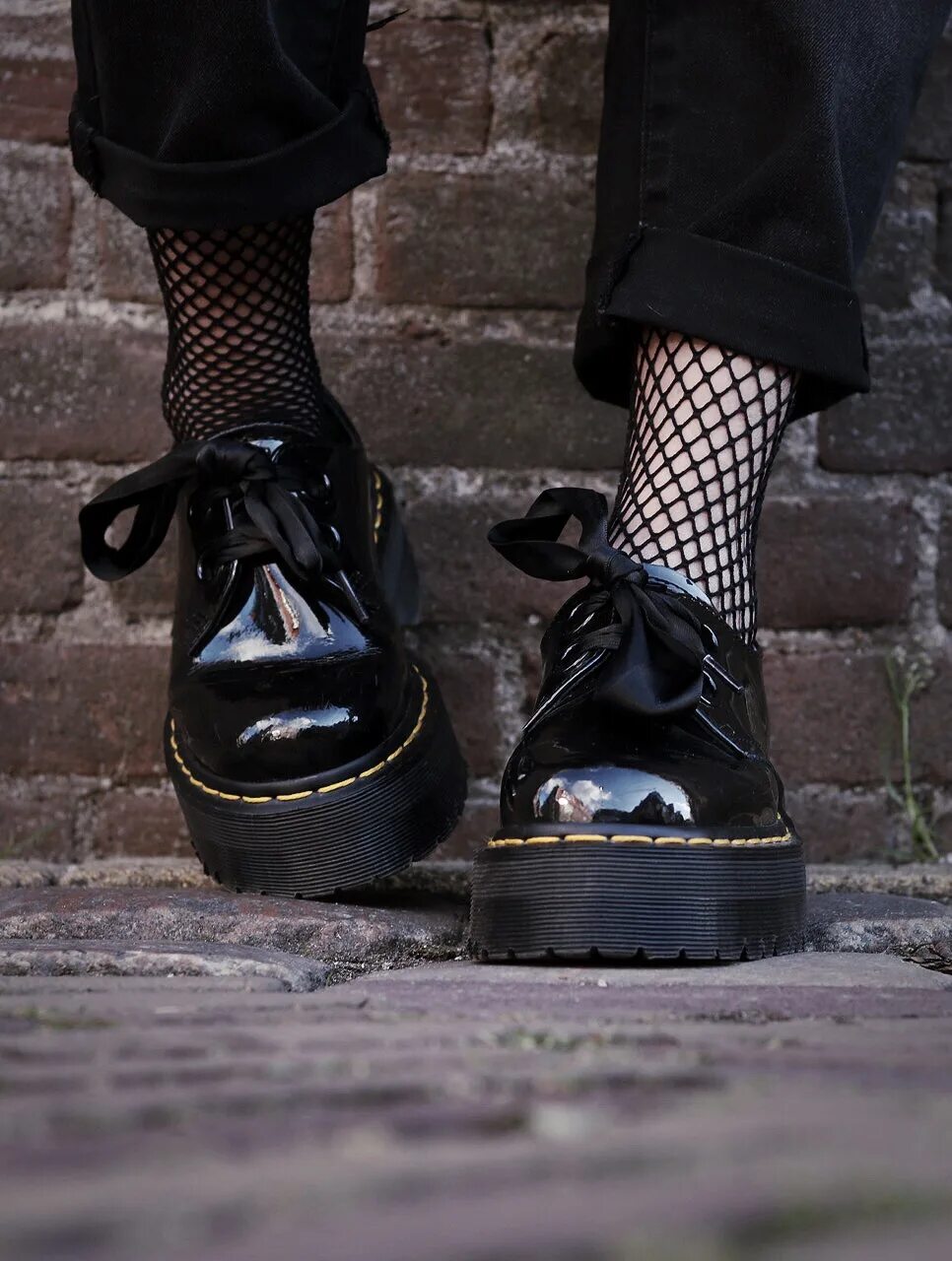 Черные ботинки для девочек. Ботинки гранж 2020. Ботинки в стиле гранж доктор Мартинс. Dr Martens 1461 на платформе. Ботинки доктор Мартинс Эстетика.