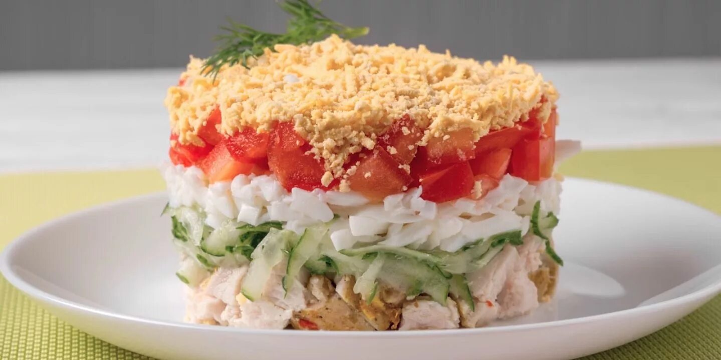 Салат с копченой курицей и помидорами и сыром. Салат из копченой курицы помидор яиц. Салат из копченой курицы помидор яиц. Куриное филе с салатом. Салат из копченой грудки.