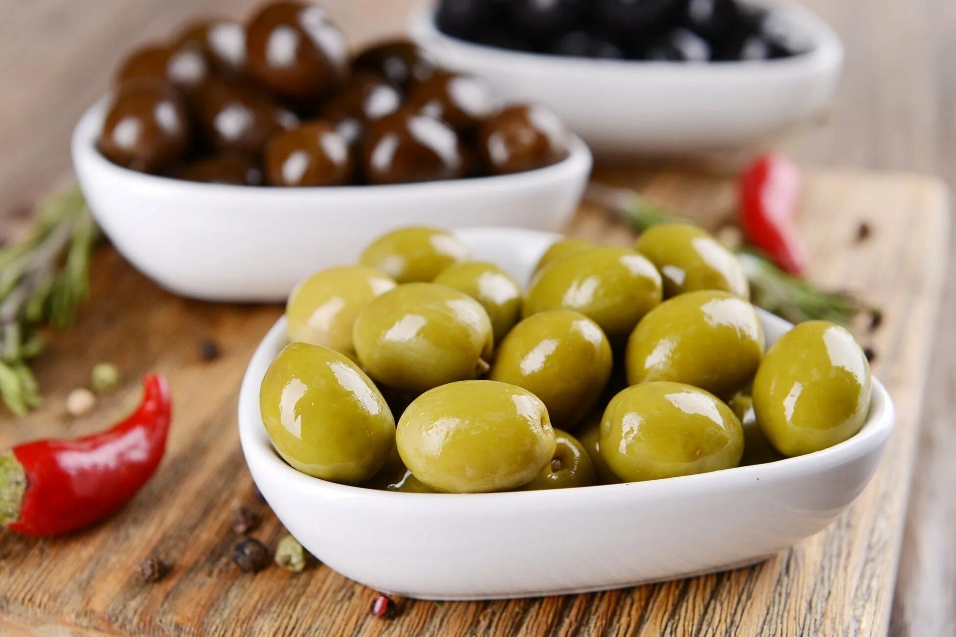 Оливки и маслины. Оливки фото. Оливки зеленые. Тарелочка для оливок.