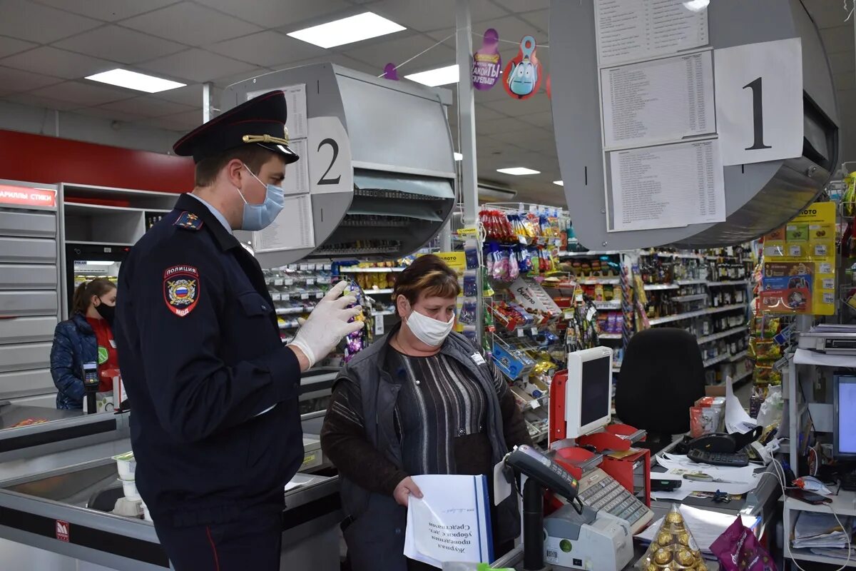 Рейды в магазинах. Полиция проверяет магазин. Полицейский рейд по киоскам. Сараи полиция.