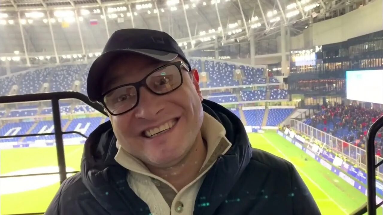 Комментатор комментирует матч