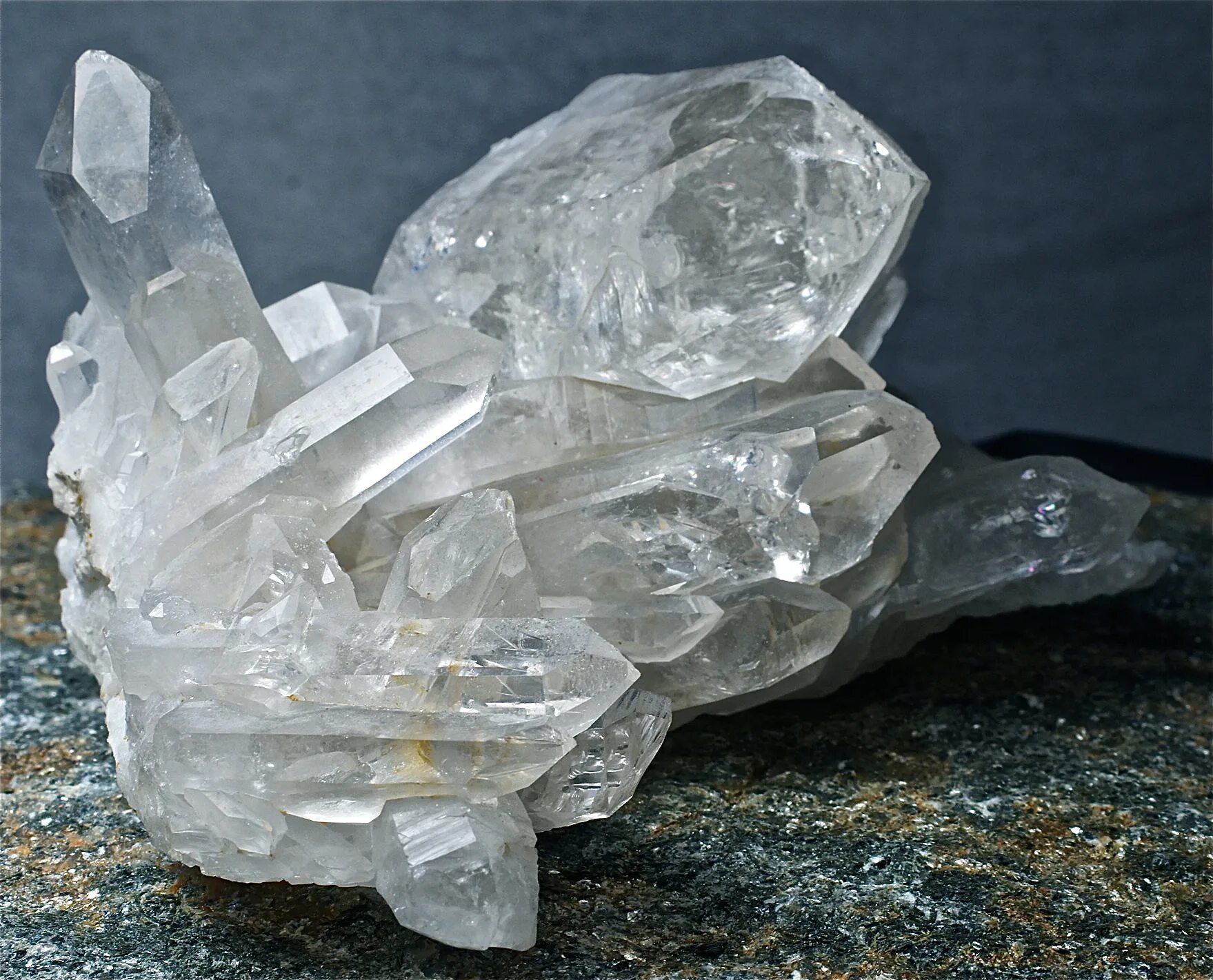 Quartz crystal. Кварц минерал горный. Кварц (горный хрусталь). Минералы кварц горный хрусталь. Прозрачный кварц это горный хрусталь.