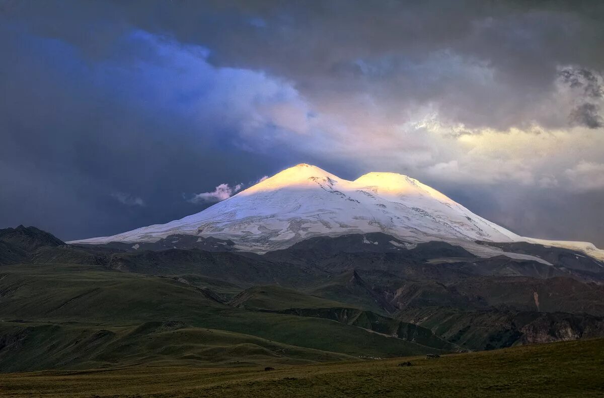 Эльбрус гора вулканы по высоте. Эльбрус, Кабардино-Балкария. Гора Эльбрус вулкан. Гора Эльбрус (Кабардино-Балкария, Карачаево-Черкесия). Горы Минги Тау.
