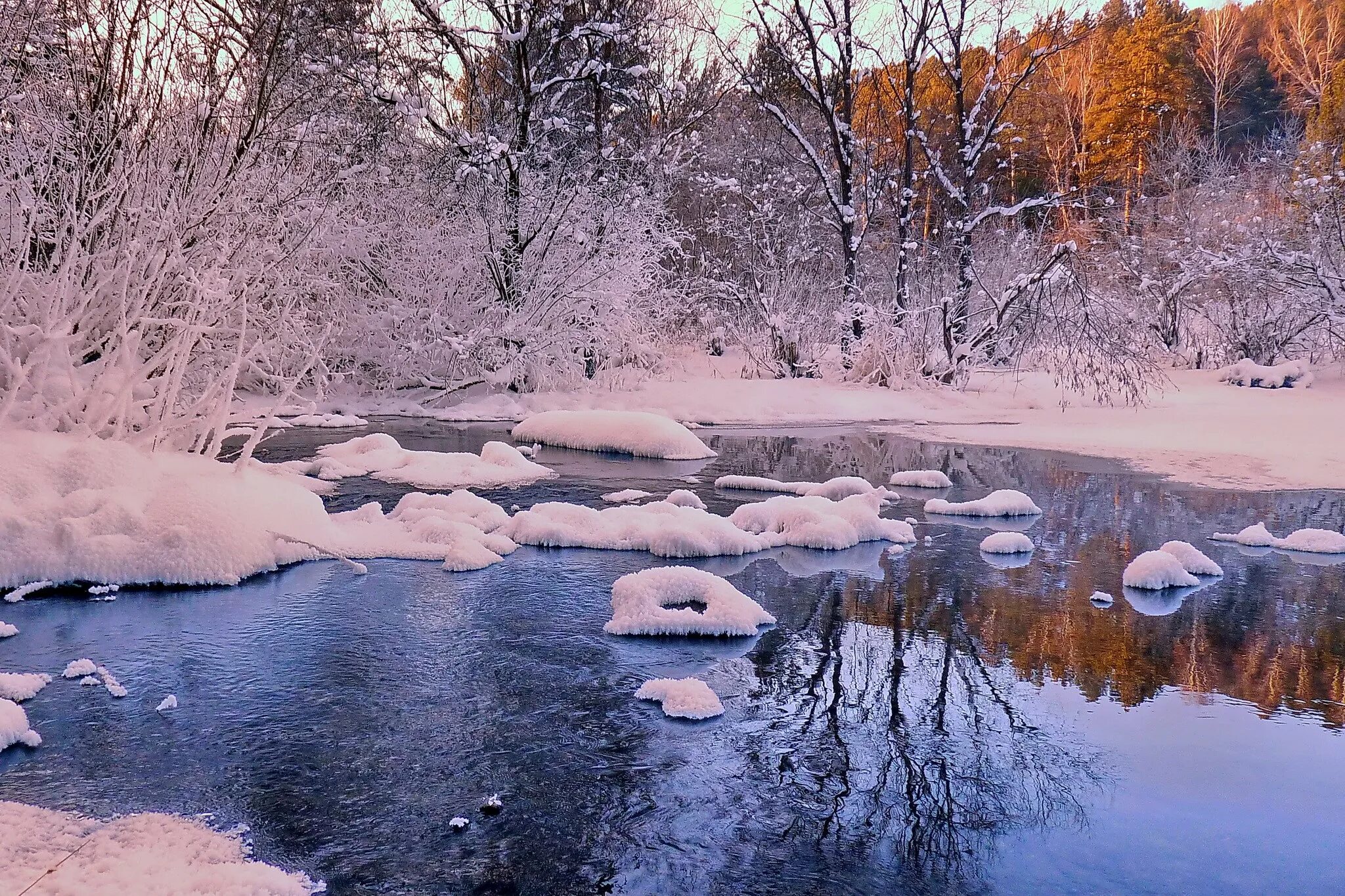 Вспомним зимой лето. Река зимой. весна снег. весна тает снег. конец зимы.