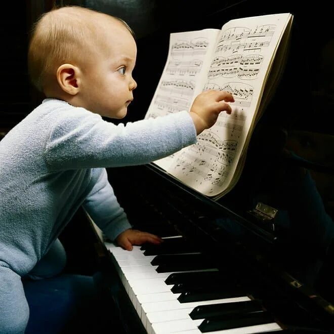 Классическая музыка для детей. Ребенок за роялем. Музыкальный ребенок это. Цитаты о музыке для детей. Музыкальные инструменты для детей.