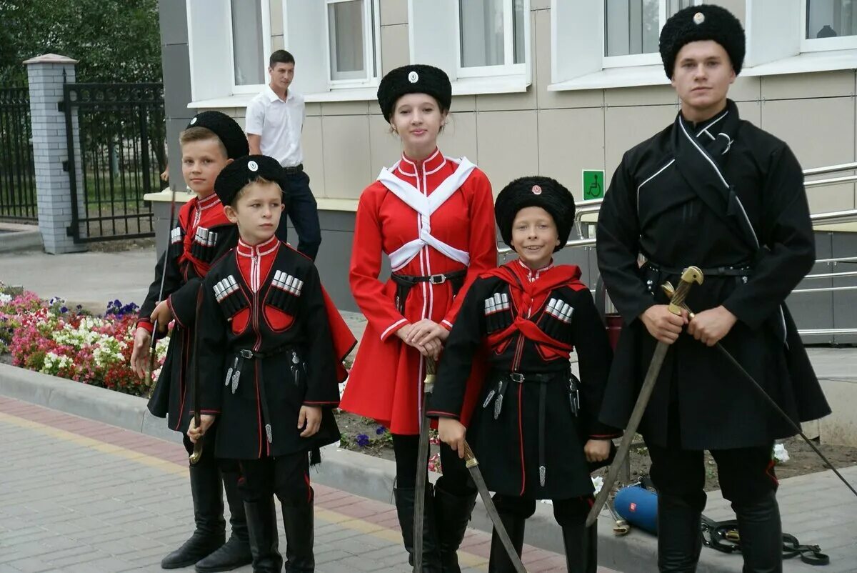 Семья кубанских казаков. Казаки дети. Дети казаки. Казачка на коне. Дети казаки.