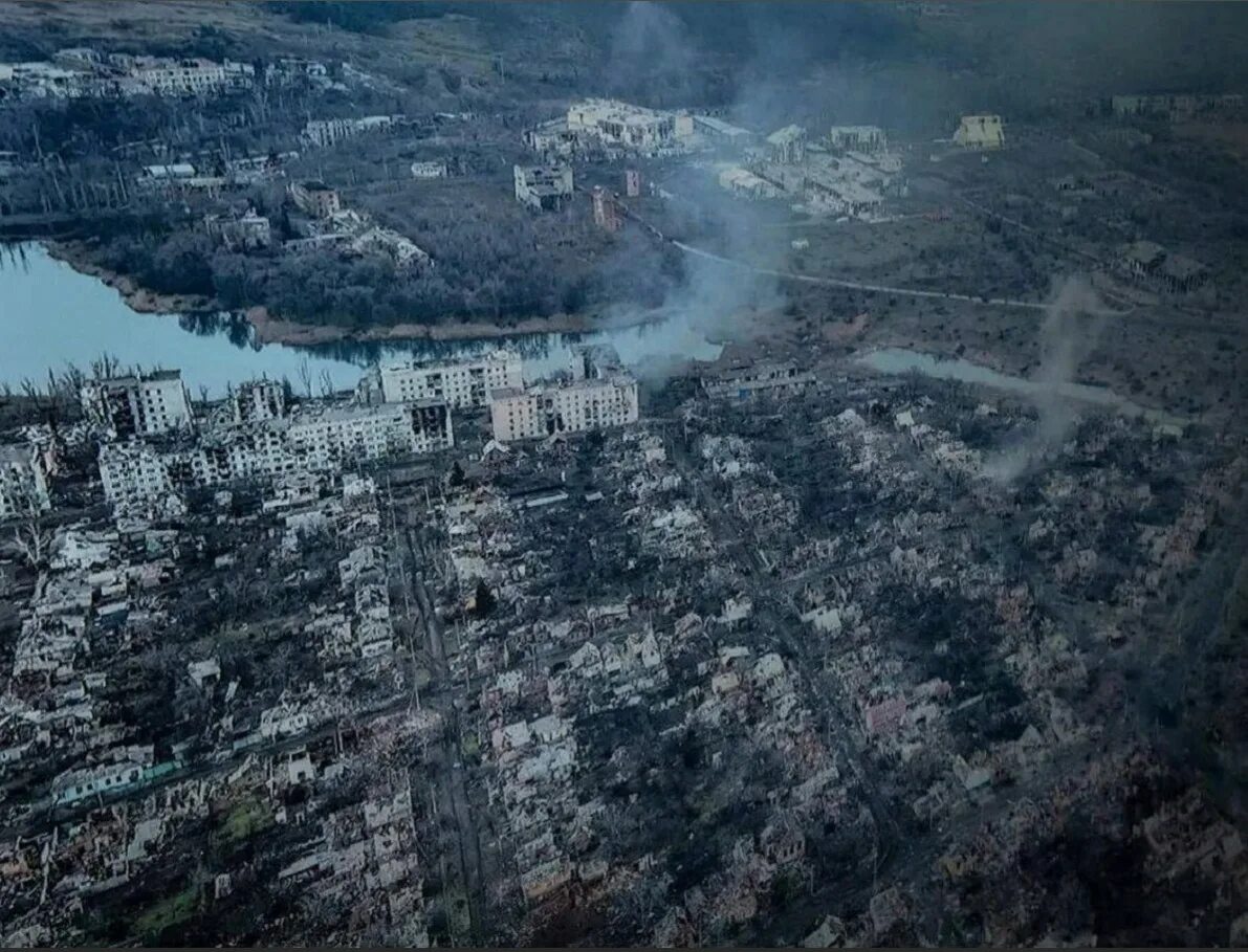 Бахмут ютубе. Бахмут. артемовск 2025 разрушения. город бахмут 2025. разрушенный город.