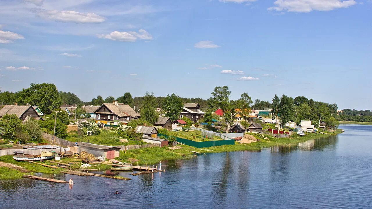 Деревня Сибирь Пермский край. Деревня на берегу реки. Село на берегу реки. Поселение у реки. Матерью русских рек люди издавна