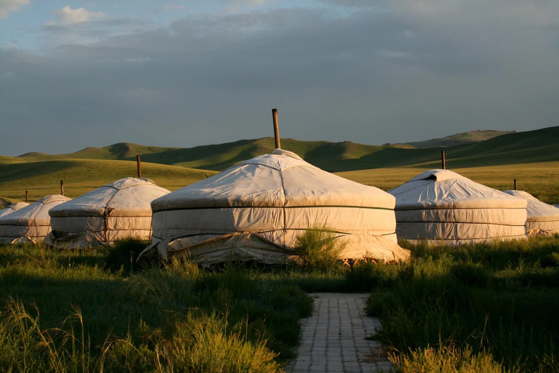 Время в монголии сейчас. Юрты в Монголии в городе. Лрдом Монголия. Столица Монголии 2022. Бэрх Монголия.