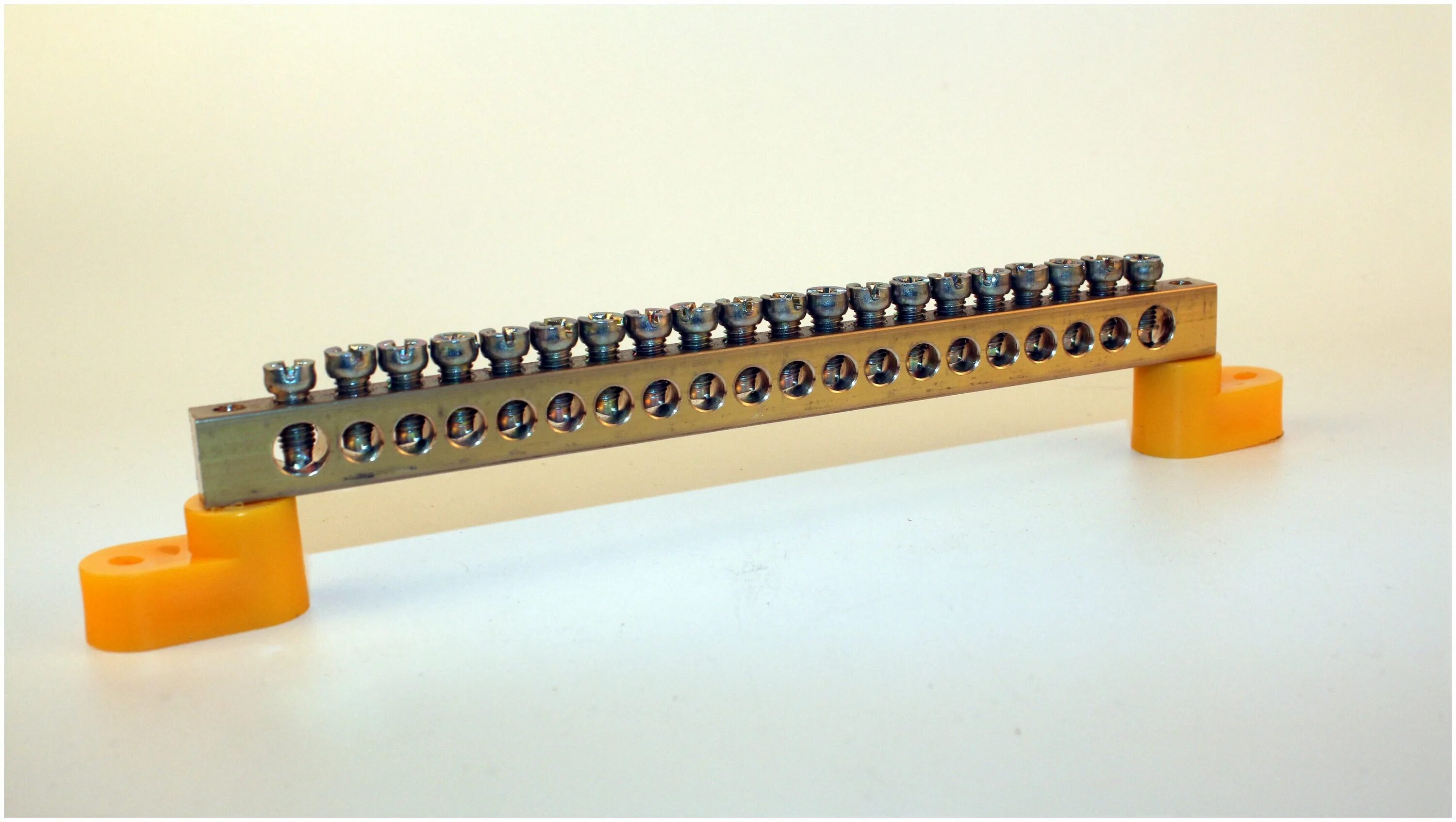 шина заземления "n" 20/2 iek 6x9мм угловой изолятор (10/200). шина нулевая эра no-222-53 шни-8х12-12-д-синий. 20 изолятор на din-рейку (латунь) prime. шни-6х9-6-у2-ж. шина нулевая 9x12.