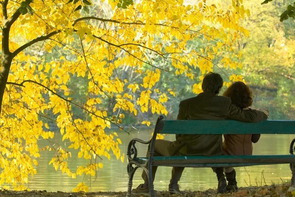 Влюбленные на скамейке. Осенняя любовь. Двое в парке на скамейке. Влюбленные на скамейке в парке. Песня гуляла береза и были вдвоем