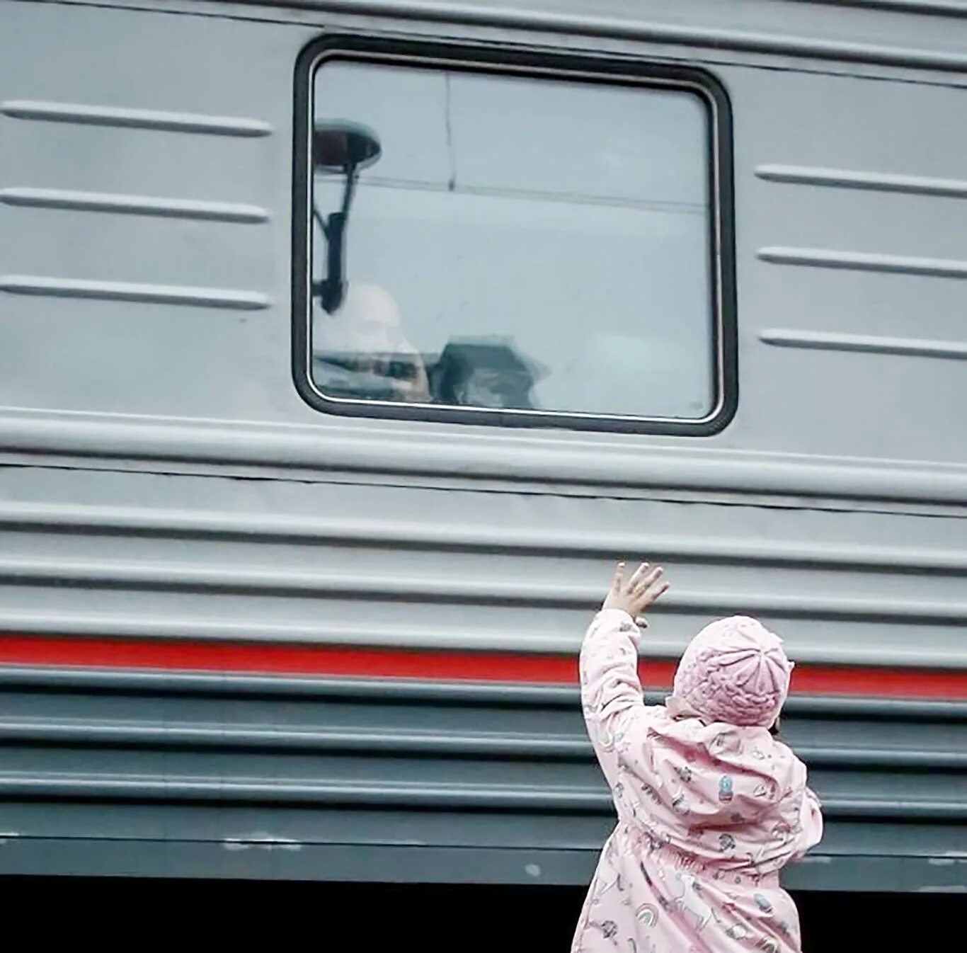 Отец вернулся в семью. Возвращение многодетных. С возвращением домой с войны картинки. Картинки для мобилизованных возвращайтесь домой нарисованные.