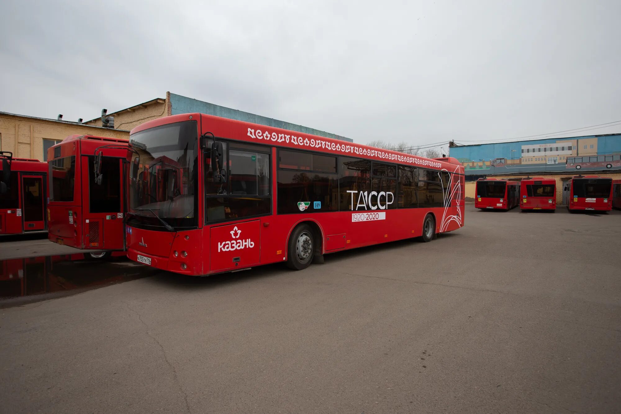 Метро автобус казань. Автобусный парк ПАТП 4 Казань. Автобус ТАССР 2020 Казань. Красный автобус. Красный автобус Казань.