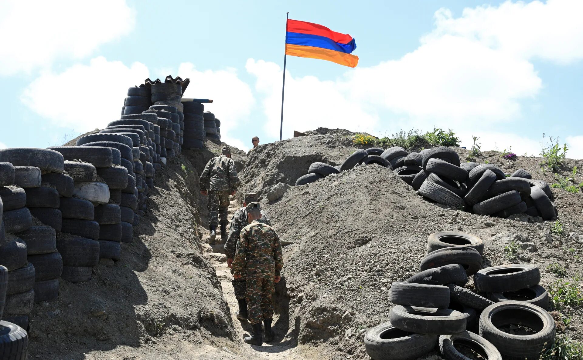 Сколько погибло армян. Перестрелка на границе Армении и Азербайджана. Армения граница солдат.