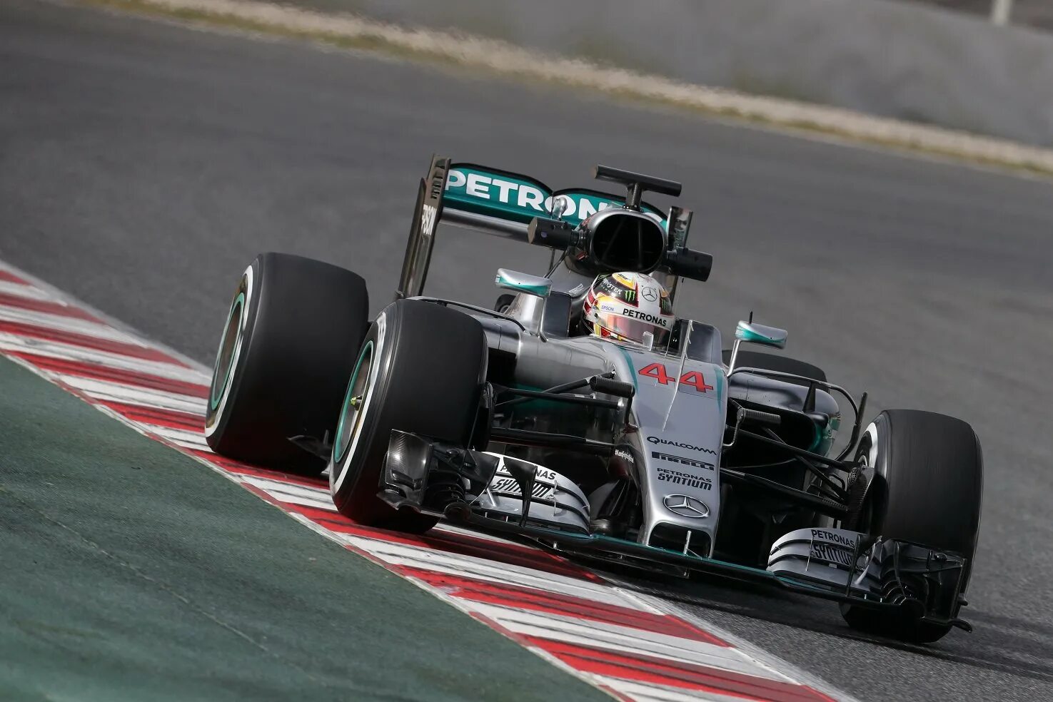 Гибрид первого поколения f1. Mercedes w07 f1. Mercedes AMG f1 w07. Mercedes f1 w07 Hybrid. Mercedes f1 2016.