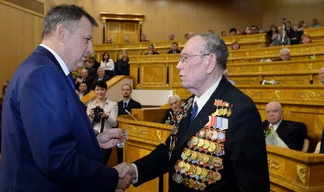 Награды ленинградской области. Вручение наград Никулин Дрозденко. Дрозденко вручил награды лучшим стражам порядка. Боковое награждение РФ.