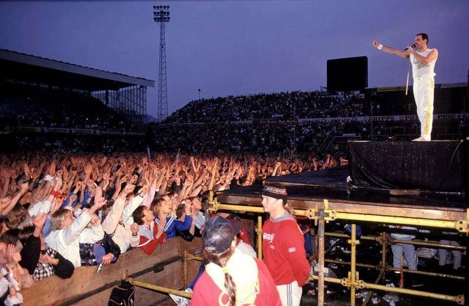 Стадион уэмбли 1986. Группа Квин на стадионе Уэмбли 1986. Концерт Фредди Меркури на стадионе. Фредди Меркьюри концерт на стадионе. Фредди Меркьюри на стадионе Уэмбли.