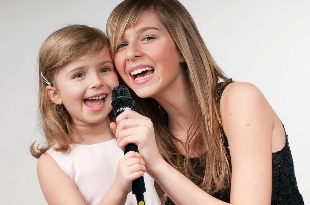 Вокал дети. Сольное пение. Дошкольники на музыкальном занятии. Поют талантливые дети. Ребенок с микрофоном.