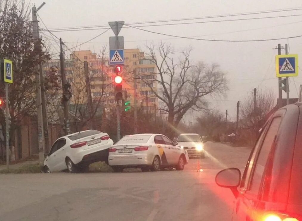 Новости батайское время. Авария в Батайске на улице Ленина февраль 2022. Авария в Батайске Калинина 104.